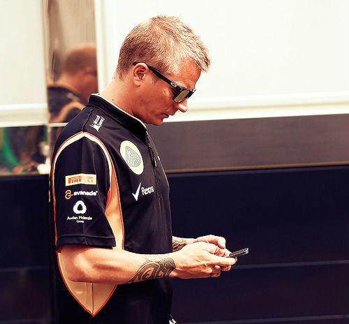 kimi-texting.jpg